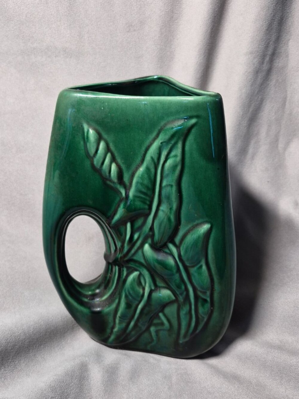 VGT Mid-Century American Art Pottery Green Caladium Leaf Handle Vase USA 2145